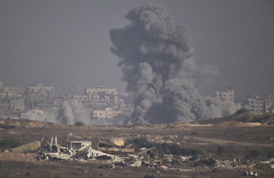 Smoke rises to the sky following an Israeli airstrike in the northern Gaza Strip as seen from southern Israel, Monday, Aug. 25, 2025. (AP Photo/Leo Correa)
Israel Palestinians Gaza