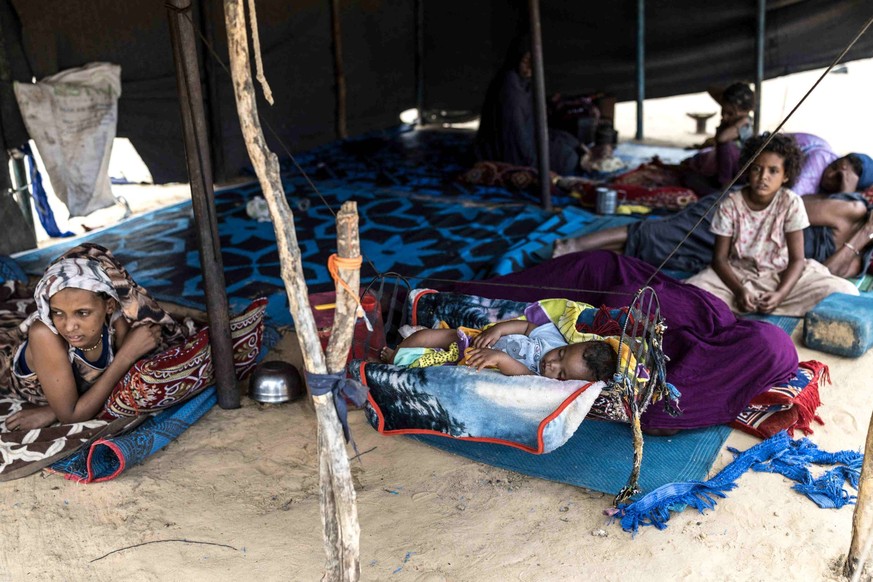 Un bébé dort dans un berceau dans un camp de fortune à Douéinkara, près de la frontière entre la Mauritanie et le Mali, le 28 avril 2026.