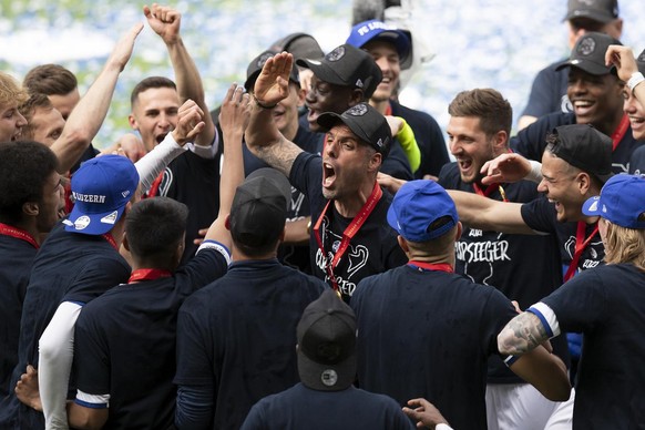 Luzerns Cheftrainer Fabio Celestini, Mitte, feiert mit seinen Spielern, nach dem Sieg im Schweizer Fussball Cup Final zwischen dem FC St. Gallen und dem FC Luzern, am Pfingstmontag, 24. Mai 2021, im S ...