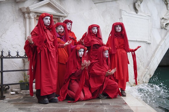 epa12541917 A photo released by Extinction Rebellion shows activists dyeing Venice?s Grand Canal green during a protest in Venice, Italy, 22 November 2025. The group said it used fluorescein, a harmle ...
