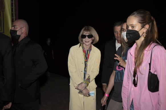 epa09486545 Anna Wintour at Versace fashion show during the 'Milano Moda Donna' Spring/Summer 2022 Milan Women's Fashion Week in Milan, Italy, 24 September 2021. The Milan Women's Fashion Week runs fr ...