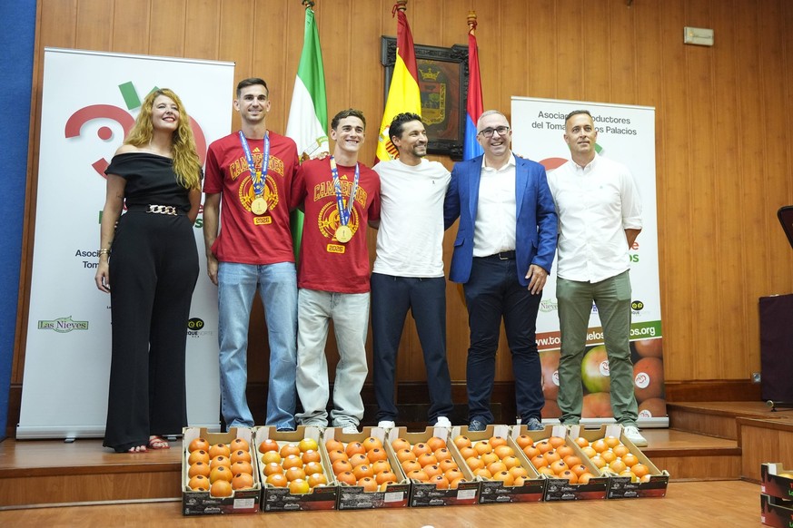 July 21, 2026, Sevilla, Sevilla, Spain: Fabian Ruiz, Gavi and Jesus Navas receive their weight in tomatoes as tribute in their town, Los Palacios, after winning the FIFA World Championship, WM, Weltme ...