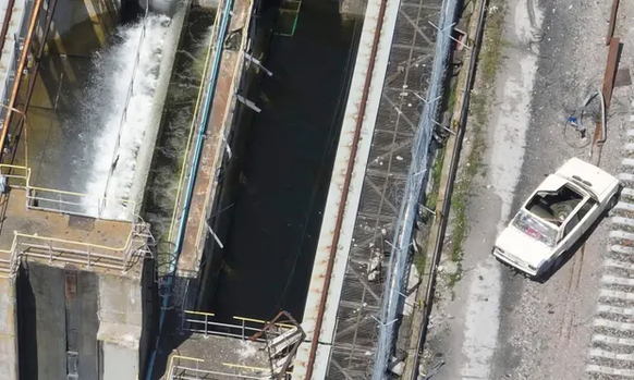 Une voiture sur le barrage de Kakhovka, le 28 mai, qui semble contenir des explosifs.