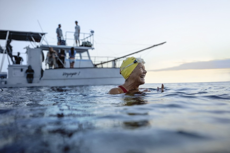 Dans Insubmersible, la nageuse Diana Nyad est incarnée par l'actrice Annette Bening.