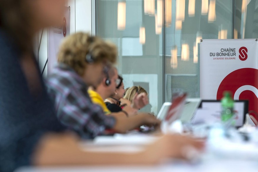 Des volontaires de la Chaine du Bonheur recueillent par telephone les promesses de dons, lors de la journee de solidarite Coronavirus International afin de soutenir dans le monde une aide aux personne ...