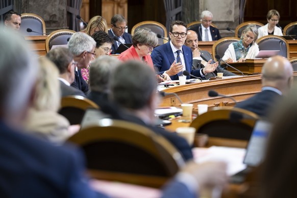 Staenderat Benedikt Wuerth, Mitte-SG, Mitte, spricht zwischen Staenderaetin Isabelle Chassot, Mitte-FR, links, und Staenderat Beat Rieder, Mitte-VS, rechts, in der Debatte &quot;24.092 Wahrung der sch ...