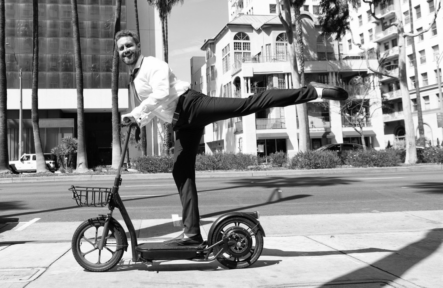 Avec les trottinettes électriques, l'ambiance sur la route (pardon, le trottoir, souvent) est rarement aussi guillerette que sur cette image.