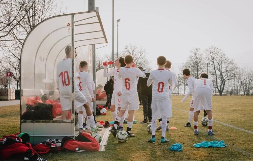 Les membres de l'équipe nationale de développement tardif M15, ici lors d'un match d'entraînement à Tenero, n'ont aucune chance physiquement contre leurs collègues du même âge.