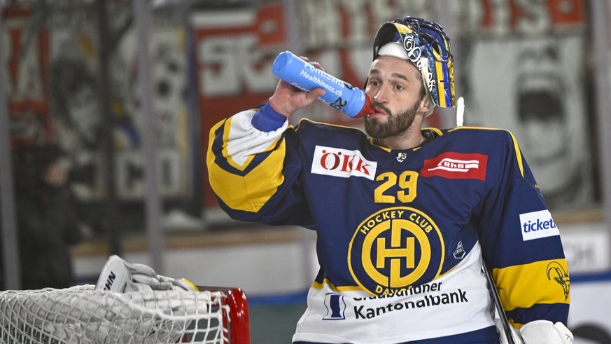 Der Davoser Torhueter Sandro Aeschlimann goennt sich einen Schluck aus. der Flaschen, im vierten Playoff Eishockey Viertelfinale Meisterschaftsspiel der National League (NL) zwischen dem HC Davos und  ...