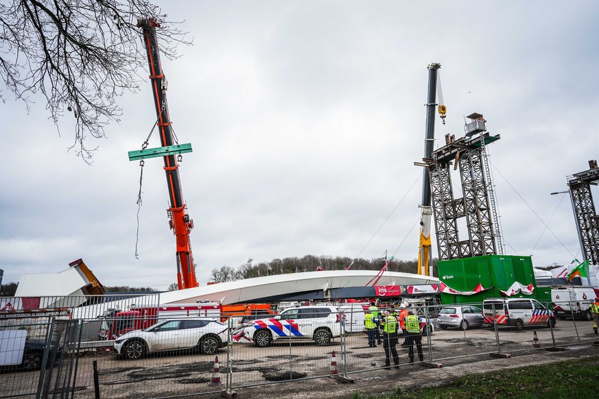 Le pont en construction s'est partiellement effondré dans la ville de Lochem, aux Pays-Bas.