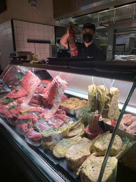 Dans le restaurant, les morceaux de viande sont exposés comme dans une boucherie.