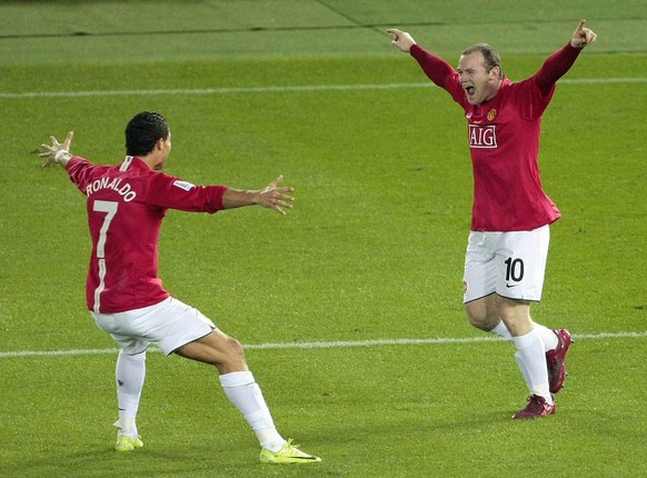Wayne Rooney (10), right, of England&#039;s Manchester United, celebrates with his teammate Cristiano Ronaldo (7) after scoring a goal against Ecuador&#039;s Liga Deportiva Universitaria Quito during  ...