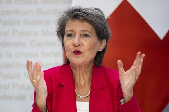 Bundesraetin Simonetta Sommaruga spricht waehrend einer Medienkonferenz ueber die Beschluesse des Bundesrates zur Gasmangellage, am Mittwoch, 24. August 2022, in Bern. (KEYSTONE/Peter Klaunzer)