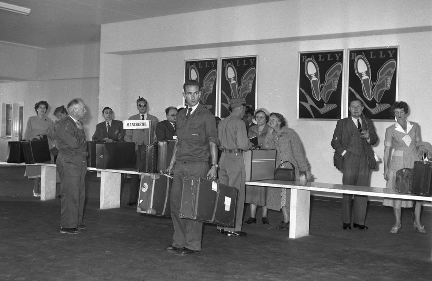 Zollabfertigung im neueroeffneten Flughafen Zuerich - Kloten, aufgenommen im August 1953. (KEYSTONE/PHOTOPRESS-ARCHIV/Hermann Schmidli)