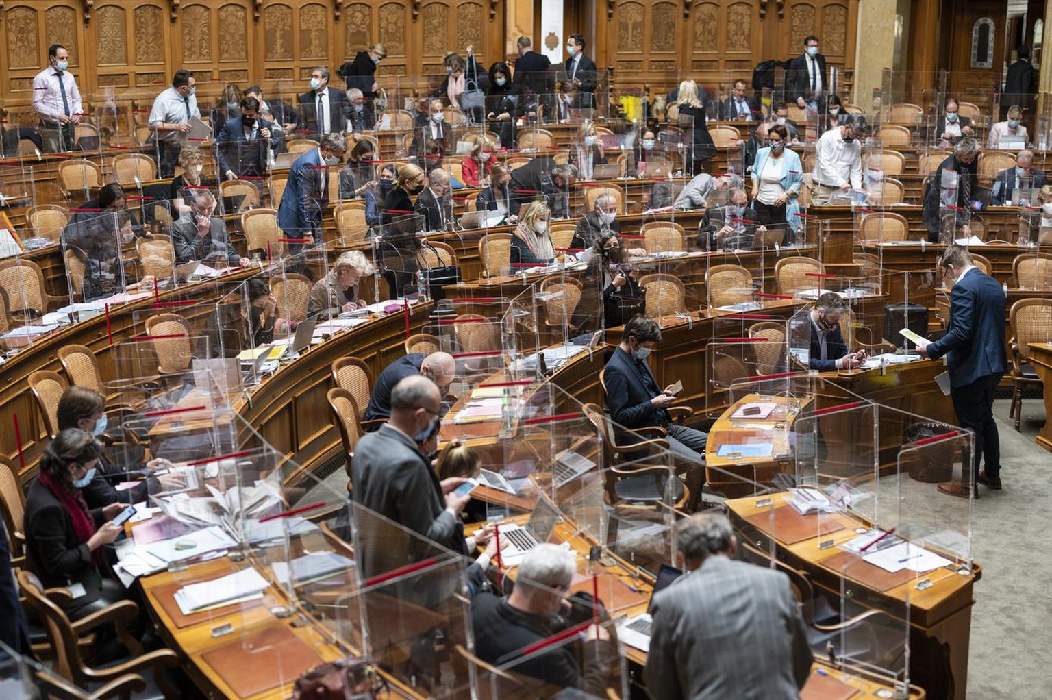 Die Mitglieder der Grossen Kammer erheben sich nach Sitzungsschluss, an der Fruehlingssession der Eidgenoessischen Raete, am Donnerstag, 4. Maerz 2021 im Nationalrat Bern. (KEYSTONE/Alessandro della V ...