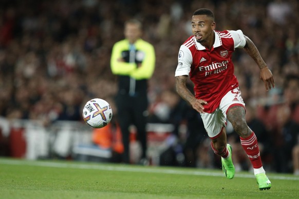 Arsenal&#039;s Gabriel Jesus controls the ball during the English Premier League soccer match between Arsenal and Aston Villa at the Emirates Stadium in London, Wednesday, Aug. 31, 2022. (AP Photo/Dav ...