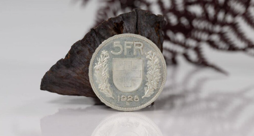 Il n'existe actuellement plus que 200 à 300 exemplaires d'anciennes pièces de 5 francs datées d'avant les années 1930. L'état de la pièce cédée pour 30'000 francs (photo) est  ...