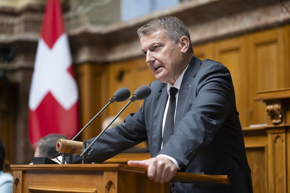 Nationalrat Thomas Burgherr, SVP-AG, spricht bei der Debatte &quot;24.096 Bundesgesetz ueber die Allgemeinverbindlicherkl�rung von Gesamtarbeitsvertraegen. Aenderung (Allgemeinverbindlicherklaerung vo ...