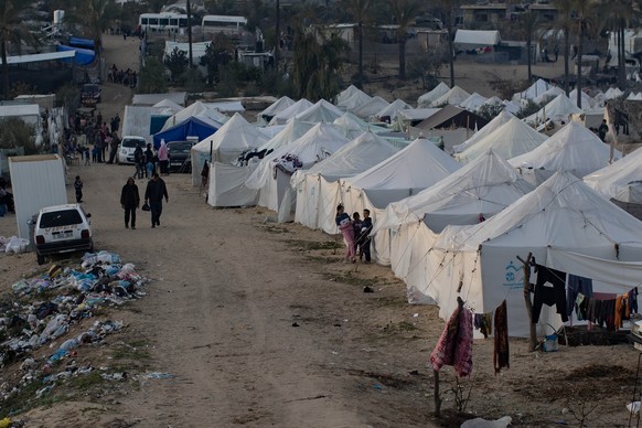 Palestiniens déplacés vivant dans un camp à Rafah, dans le sud de la bande de Gaza, le 20 janvier 2024.