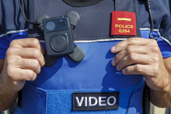 Un policier de la police lausannoise porte une camera video sur son gilet par balle, lors d&#039;une manifestation des militants d&#039;Extinction Rebellion qui bloquent le pont Charles Bessieres, ce  ...