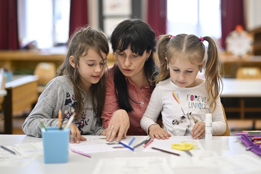 Environ 11 000 enfants ukrainiens fréquentent actuellement les écoles primaires suisses. (A l'image, deux enfants ukrainiens réfugiés dans une école à Herisau AR)