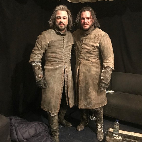 Kit Harington mit seinem Stunt-Double für Game of Thrones

https://www.instagram.com/p/Bxs7NzmnIzj/?utm_source=ig_embed&amp;amp;ig_rid=92425705-d19a-4616-a7b4-2a48a802a964