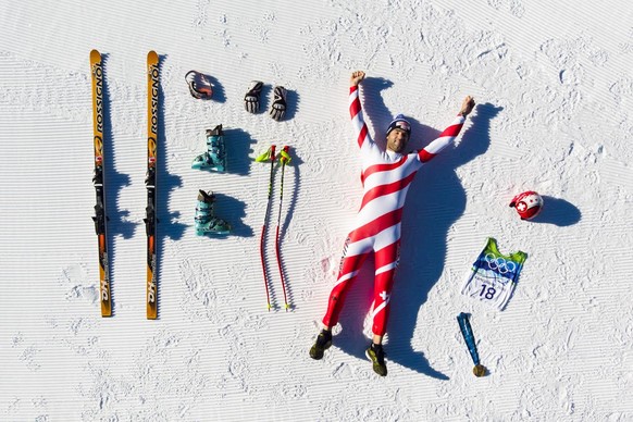 L&#039;ancien skieur suisse Didier Defago pose, a l&#039;occasion des dix ans de sa medaille d&#039;or de Descente lors des Jeux Olympiques d&#039;hiver de Vancouver en 2010, avec son materiel de cour ...