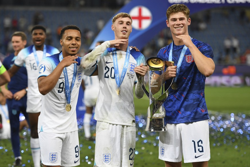 Cole Palmer (au centre) et ses coéquipiers ont célébré il y a un an un titre historique pour le football anglais. Quelques semaines plus tard, les femmes perdaient quant à elles en finale du Mondial f ...