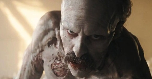 Bill Skarsgård dans le rôle du villain Comte Orlock (Nosferatu), avec sa belle moustache.