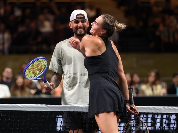 Nick Kyrgios (de face) a battu la numéro 1 mondiale Aryna Sabalenka.