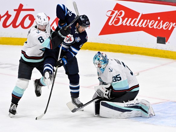 Nino Niederreiter (62/au centre) a signé un retour gagnant lundi avec les Jets