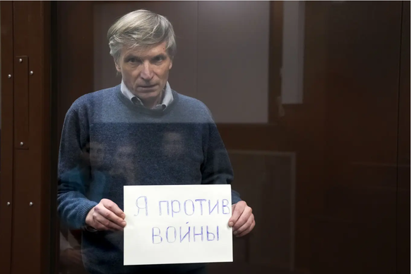 Alexei Gorinov, un politicien, a récemment été condamné à sept ans de prison. Il montre une note lors de son procès qui dit: «Je suis contre la guerre».