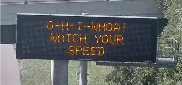 lustige verkehrsschilder autobahn warnschilder Iowa Department of Transportation https://www.businessinsider.com/funny-highway-signs-messages-safety-federal-scrutiny-new-jersey-2023-2?r=US&amp;amp;IR= ...