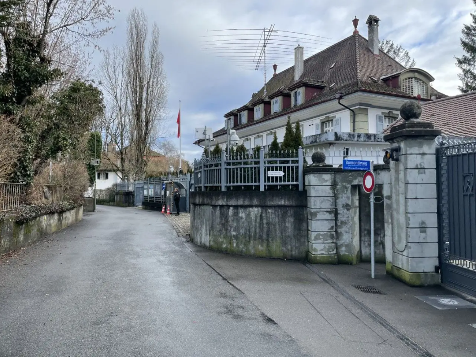 Ambassade de Chine à Berne, surveillée par des agents de sécurité et de nombreuses caméras.