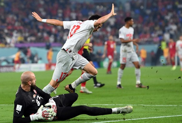 epa10345222 Goalkeeper Vanja Milinkovic-Savic of Serbia (down) of Serbia in action against Ruben Vargas of Switzerland during the FIFA World Cup 2022 group G soccer match between Serbia and Switzerlan ...