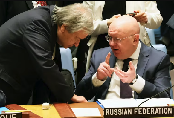 Le secrétaire général de l’ONU, Antonio Guterres, en discussion avec l’ambassadeur de la Russie aux Nations unies, Vassili Nebenzia, le 24 février 2023, jour anniversaire du début de l’invasion de l’U ...
