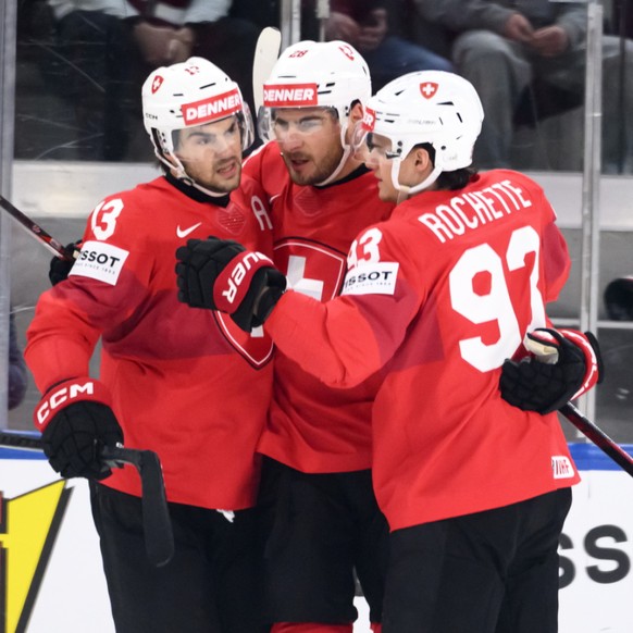 Hischier (à gauche) et Rochette félicitent Timo Meier, auteur du 1-0