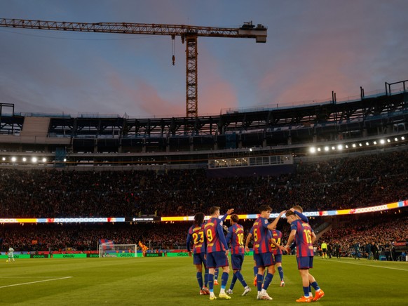 Les travaux du Camp Nou ne sont pas encore terminés mais le jeu a pu reprendre dans l&#039;enceinte catalane.