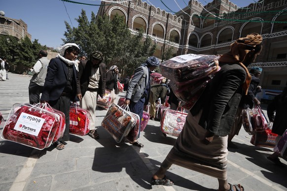 L'agence de secours Mona a commencé à distribuer des couvertures à environ 450 familles yéménites touchées par le conflit prolongé à Sana'a, où les températures en hiver descendent régulièrement en dessous de zéro degré