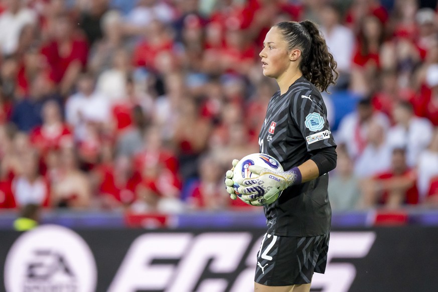 epa12211552 Switzerland&#039;s goalkeeper Livia Peng during the UEFA Women&#039;s EURO 2025 Group A soccer match between Switzerland and Norway at the St. Jakob-Park stadium in Basel, Switzerland, 02  ...