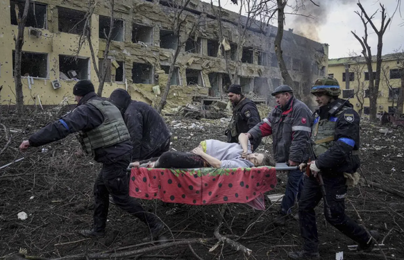 Une image réalisée par le photographe de l'agence AP, Evgeniy Maloletka, basé en Ukraine.