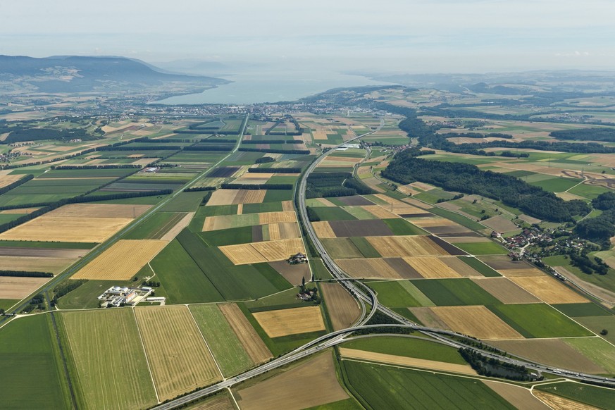 Autobahn A1, rechts, und A9, links, Landwirtschaft, Ackerbau, Felder bei Yverdon les Bains im Jura am Donnerstag, 9. August 2012. (KEYSTONE/Alessandro Della Bella)