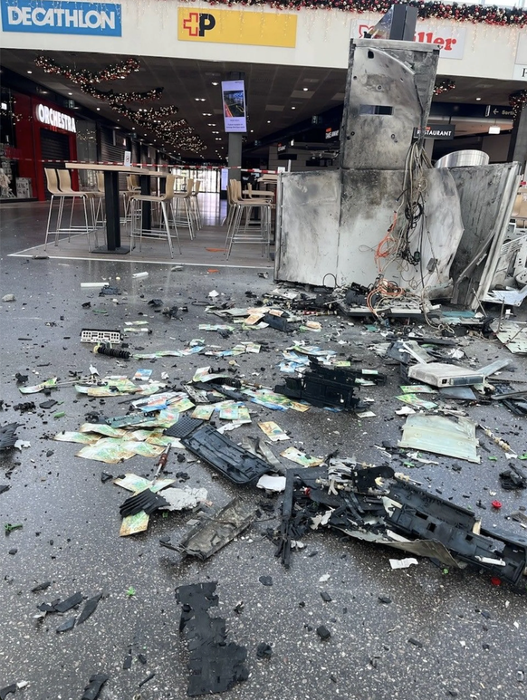 Après l'explosion, des billets de banque jonchent le sol.