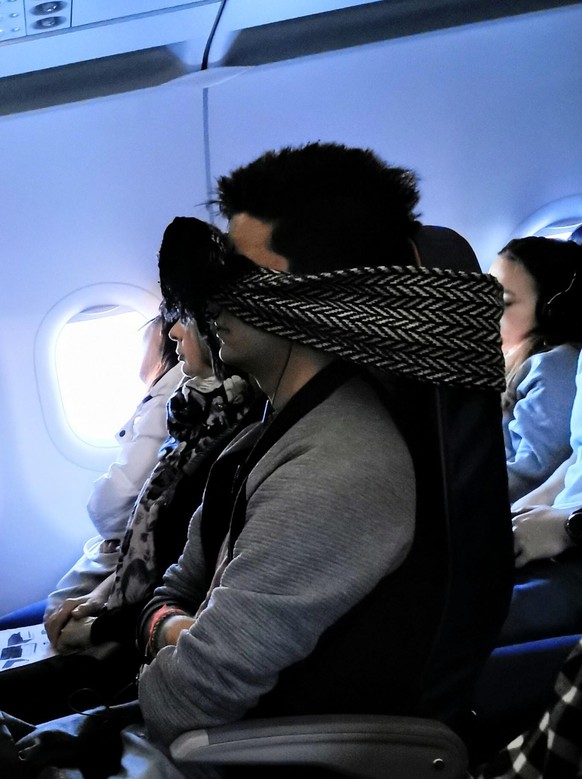 Schlafen im Flugzeug