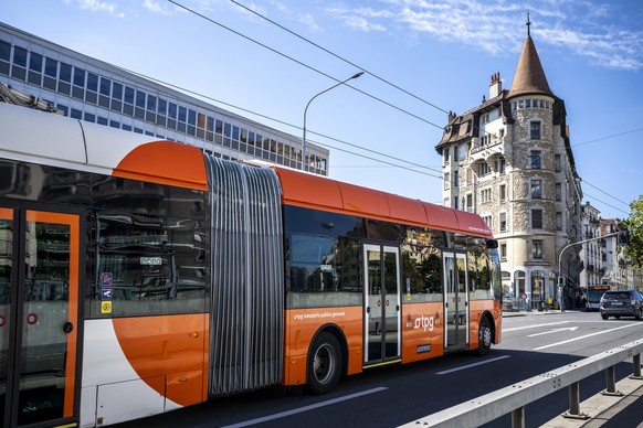 Un bus des Transports publics genevois (TPG) est photographie, ce mercredi 21 septembre 2022 a Geneve. (KEYSTONE/Martial Trezzini).
