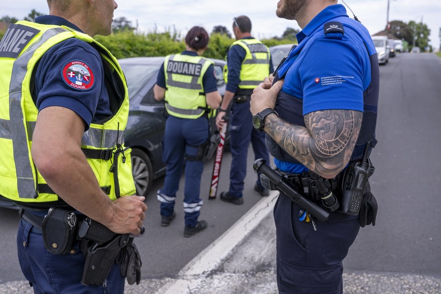 Des douaniers suisse et francais controlent un vehicule lors d'une operation commune entre les brigades de surveillance interieure (BSI) et exterieure (BSE).des directions regionales d'Annec ...