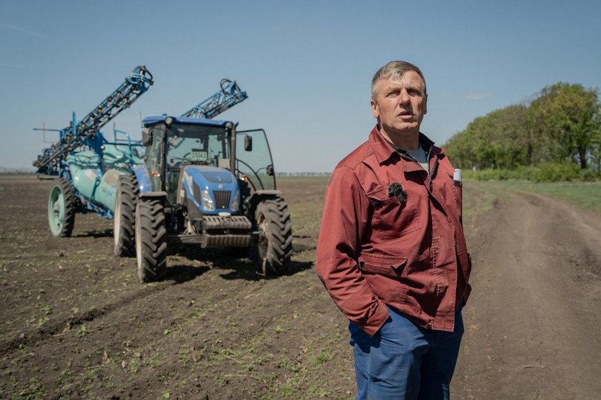 Mykola Pereverzev, 49 ans, explique comment il procède avec son opération de déminage.
