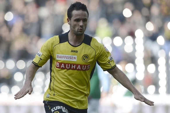 YB&#039;s Raphael Nuzzolo jubelt, waehrend dem Raiffeisen Super League Spiel zwischen den Berner Young Boys und dem FC St. Gallen, am Sonntag 3. Maerz 2013 im Stade de Suisse in Bern. (KEYSTONE/Marcel ...