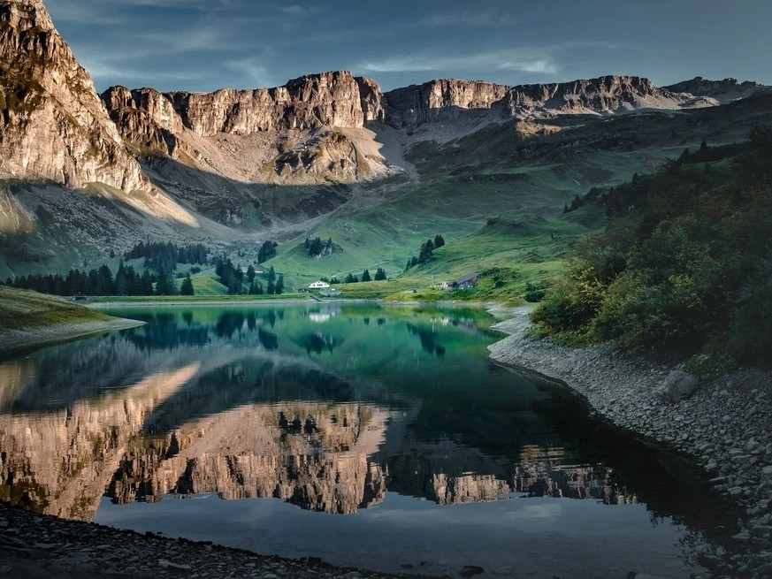 Sous un autre angle, avec l'impressionnant panorama des montagnes en toile de fond.