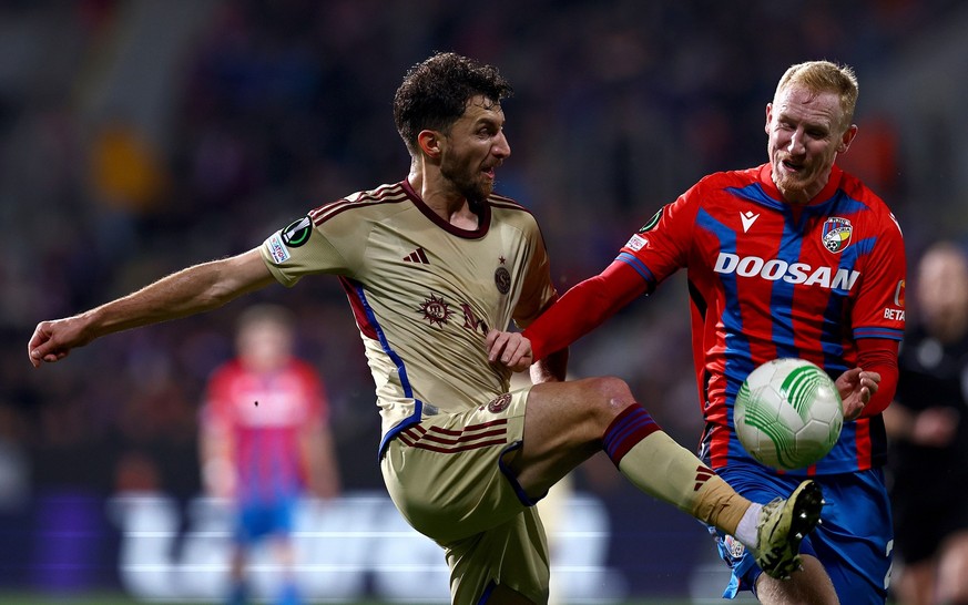 epa11220552 Vaclav Jemelka (R) of Plzen and Miroslav Stevanovic of Servette in action during the UEFA Europa Conference League Round of 16, second leg soccer match Viktoria Plzen vs Servette FC, in Pl ...